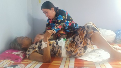 Một mình chăm lo 3 người bệnh nặng