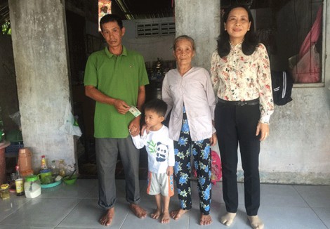 Trao tiền bạn đọc Báo Cần Thơ gởi tặng cha con anh Tân bán vé số ở Phong Điền