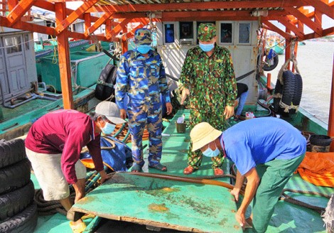 Phát hiện tàu cá chở lượng lớn dầu không rõ nguồn gốc