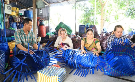 Cải thiện thu nhập với nghề đan giỏ nhựa