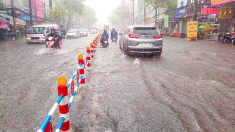 Phòng tránh lốc xoáy, sấm sét, ngập nghẹt đô thị mùa mưa bão