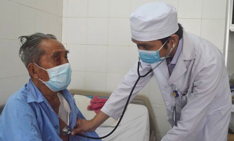 Đặt máy tạo nhịp tim thành công cho cụ ông 100 tuổi