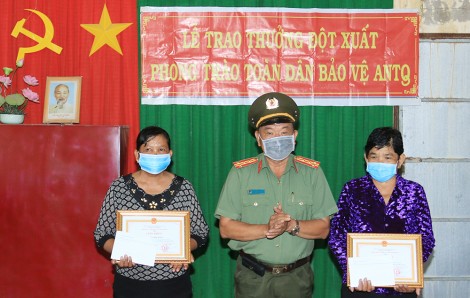 Hai phụ nữ Khmer bắt cướp được khen thưởng