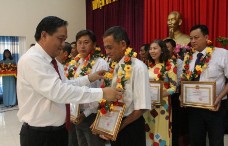 Làm theo Bác bằng những

hành động thiết thực