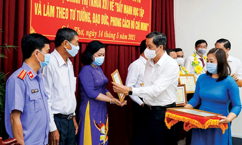 Học tập và làm theo tư tưởng, đạo ðức, phong cách Hồ Chí Minh là nhiệm vụ chính trị quan trọng, thường xuyên
