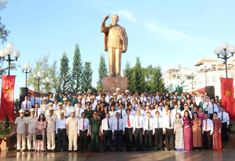 Ngàn hoa dâng Bác