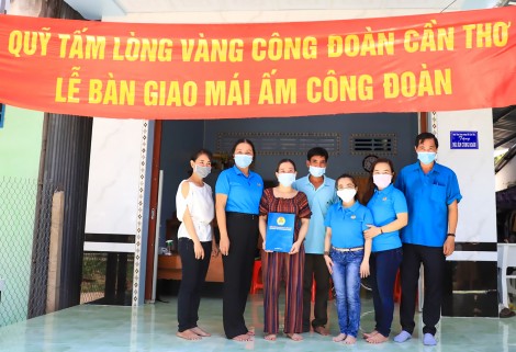 Bàn giao “Mái ấm Công đoàn”