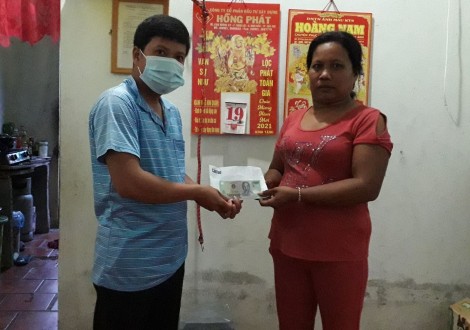 Trao tiền từ thiện