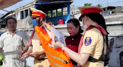 Phối hợp kiểm tra hoạt động bến phà, bến khách ngang sông và các phương tiện bơm, hút cát