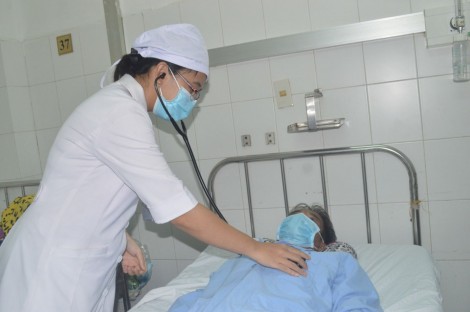 Ho trong lúc ngủ, nuốt 4 răng giả vào phế quản