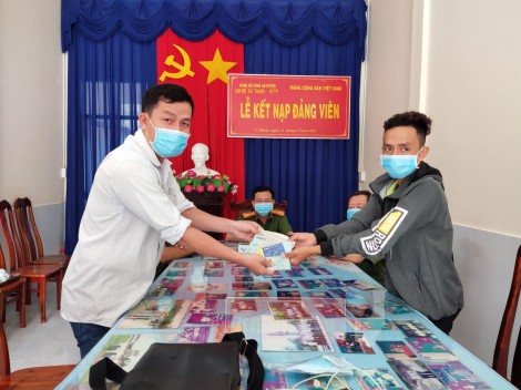 Cà Mau: Thượng úy công an nhặt 16 triệu đồng trả lại cho người đánh rơi
