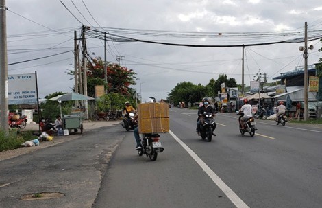Cần chấn chỉnh tình trạng đi ngược chiều dưới dốc cầu Cần Thơ Bé