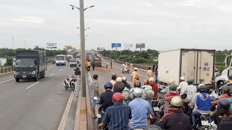 Tai nạn giao thông liên hoàn trên cầu Cần Thơ