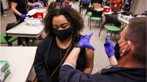 Một nửa số người trưởng thành ở Mỹ được tiêm vaccine đầy đủ