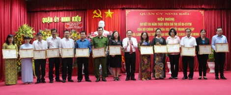 Phát huy, nhân rộng những

điển hình làm theo gương Bác