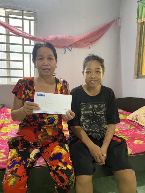 Trao tiền từ thiện