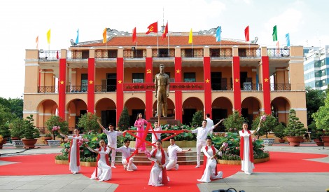Kỷ niệm 110 năm Ngày Bác Hồ

ra đi tìm đường cứu nước