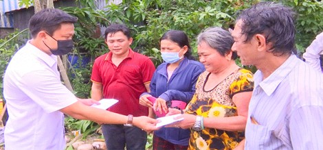 Hỗ trợ trên 320 triệu đồng giúp các hộ dân bị ảnh hưởng thiên tai khắc phục hậu quả