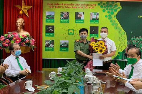 Nhiều lái xe Mai Linh được khen thưởng vì thuyết phục khách hàng đi cách ly và tham gia tố giác người nhập cảnh trái phép