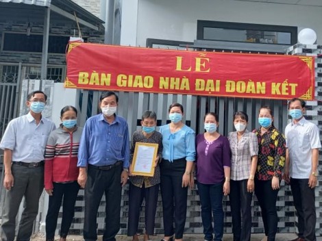 Tặng nhà Đại đoàn kết 