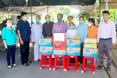 Trao quà các chốt kiểm soát, phòng chống dịch