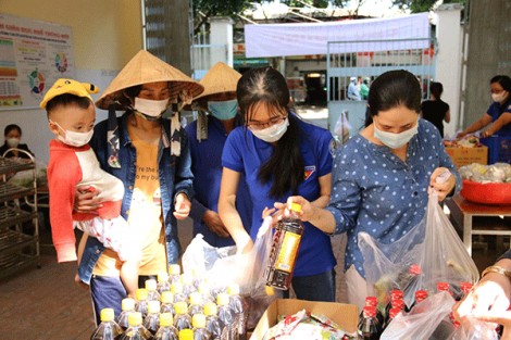 “Chợ 0 đồng” Ninh Kiều ở Trường Tiểu học Ngô Quyền