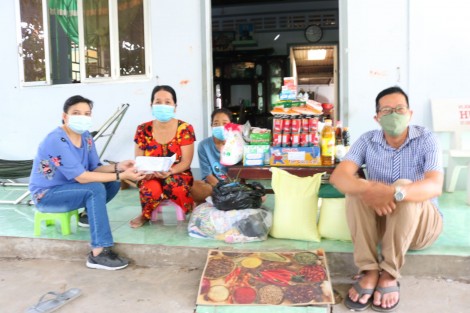 Trao tiền từ thiện