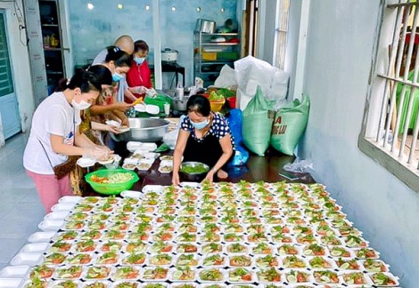 Cơm chay miễn phí cho bà con bị ảnh hưởng dịch COVID-19