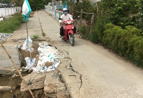 Nhiều điểm sạt lở, không bảo đảm an toàn giao thông