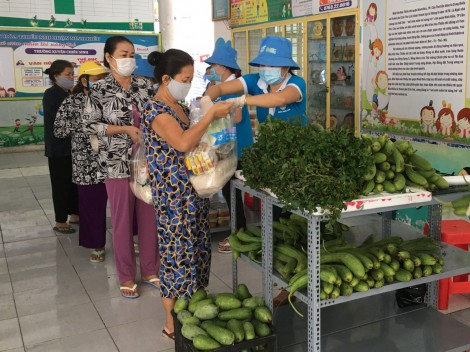 “Siêu thị san sẻ yêu thương” tặng hộ nghèo 200 phần quà