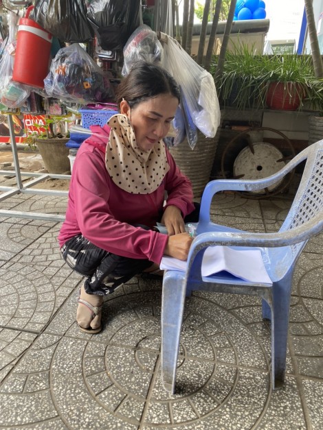 Trao tiền từ thiện