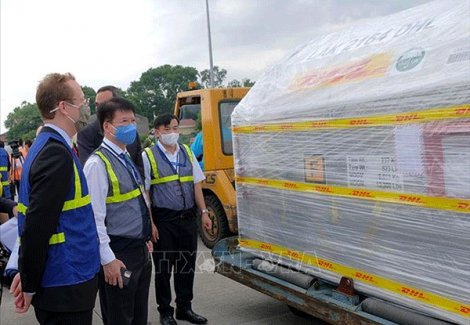Hơn 97.000 liều vaccine phòng COVID-19 đầu tiên của Pfizer/BioNtech đã về Việt Nam