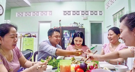 Cả nhà

thương yêu nhau...