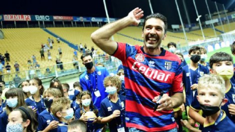 Ở tuổi 43, Buffon trở lại Parma