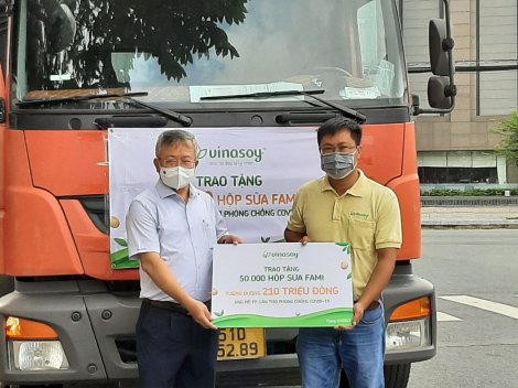 Tiếp nhận 50.000 hộp sữa từ Công ty Sữa đậu nành Việt Nam Vinasoy ủng hộ phòng, chống dịch COVID-19