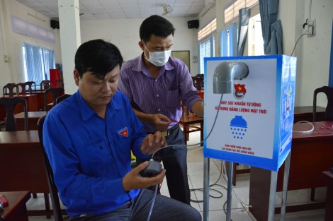 Thanh niên lắp ráp máy sát khuẩn năng lượng mặt trời