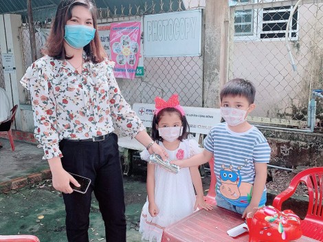 Hai em bé “mổ heo”, lấy tiền dành tổ chức sinh nhật tặng bà con khó khăn mùa dịch COVID-19
