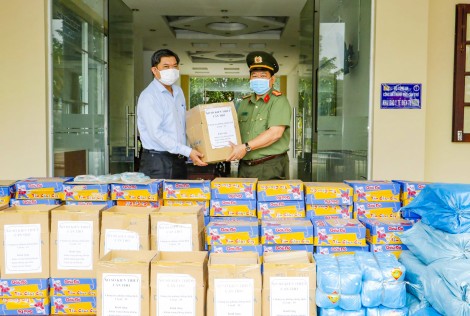 Tăng cường nguồn lực tiếp sức các lực lượng phòng, chống dịch, vận động hỗ trợ nhân dân
