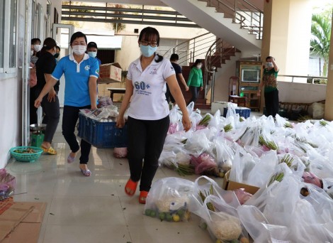 Hội LHPN TP Cần Thơ vận động quà hỗ trợ người dân và bếp ăn tuyến đầu làm nhiệm vụ