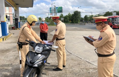 Tuần tra, kiểm soát nhằm hạn chế trường hợp ra đường khi không thực sự cần thiết