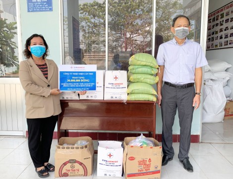 Công ty Nhiệt điện Cần Thơ trao tặng 100 phần quà cho lực lượng tuyến đầu chống dịch tại phường Phước Thới, quận Ô Môn