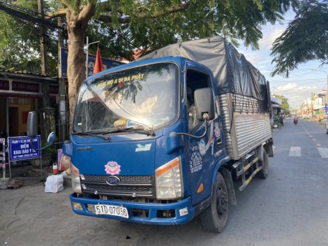 Cờ Đỏ: Phát hiện tài xế lợi dụng xe tải luồng xanh chở người sai quy định