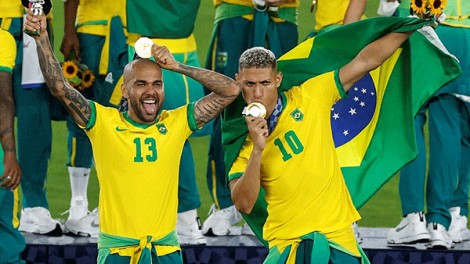 Dani Alves với chiếc HCV Olympic ở tuổi 38