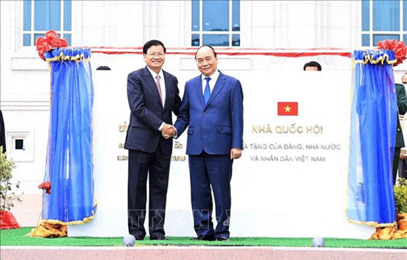 Chủ tịch nước Nguyễn Xuân Phúc và Tổng Bí thư, Chủ tịch nước Lào Hongloun Sisoulith dự lễ trao tặng công trình nhà quốc hội Lào