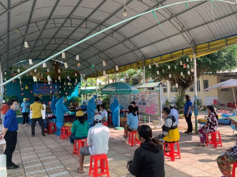 "Áo xanh" nơi tuyến đầu chống dịch