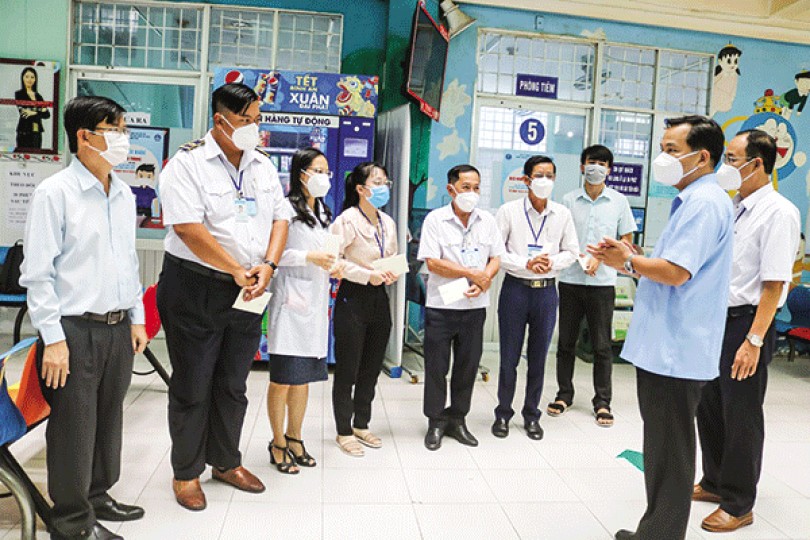 Ðồng chí Lê Quang Mạnh thăm, động viên cán bộ, nhân viên tuyến đầu chống dịch