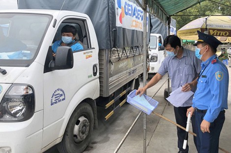 Nỗ lực phân luồng, điều tiết giao thông tại các điểm tập kết, trung chuyển và giao hàng hóa