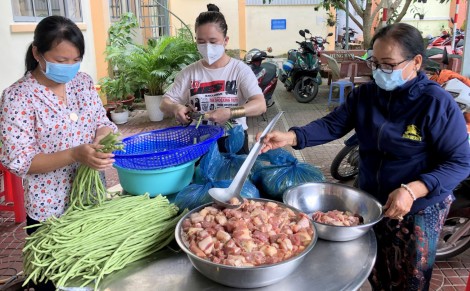 Bếp ăn phục vụ tuyến đầu chống dịch