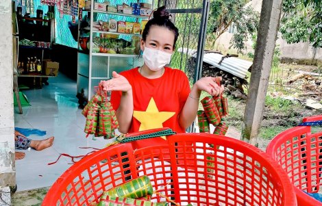 Gói bánh tét gửi tặng các chốt kiểm soát phòng, chống dịch COVID-19