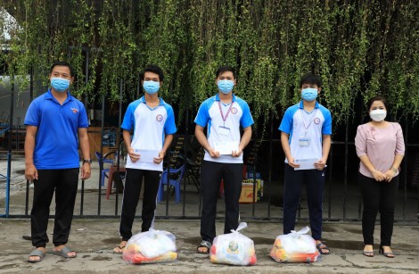 Tặng quà hỗ trợ sinh viên Campuchia đang học tập tại TP Cần Thơ
